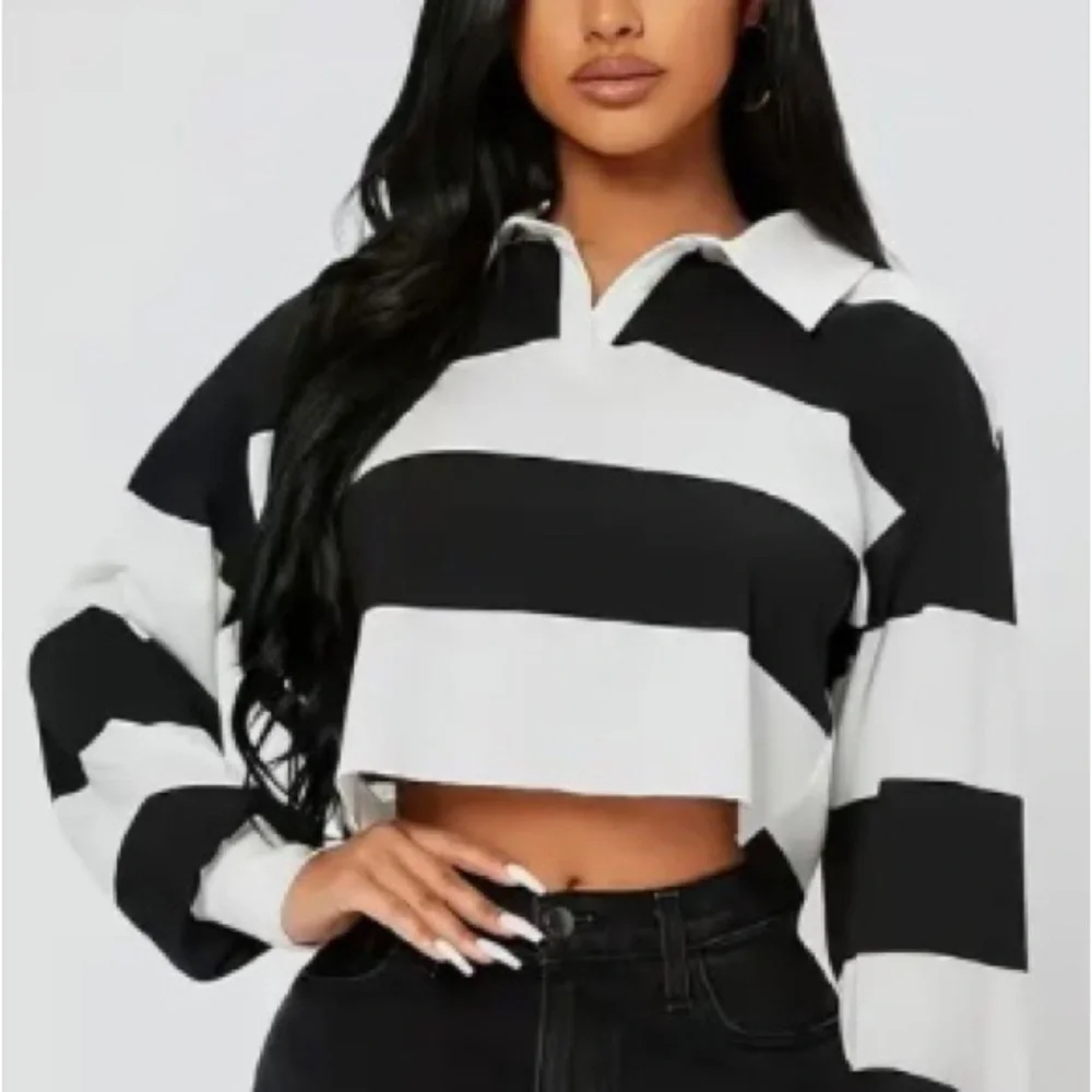 Chic Black and White Striped Crop Top - Picture 4 of 5